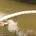 Brasileiro cria eco barreira para despoluir rio